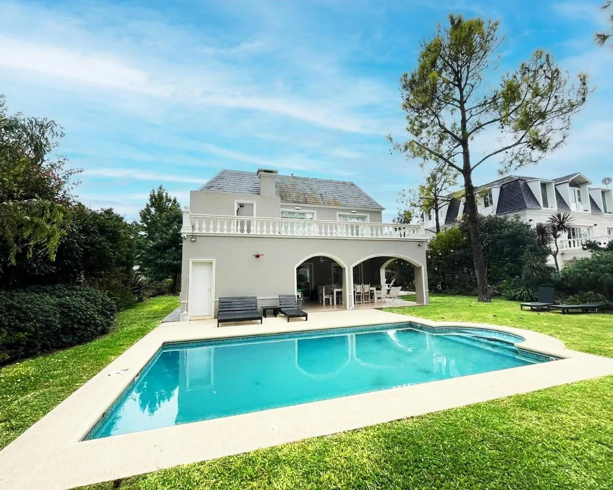 Casa amoblada de 4 ambientes con 3 dormitorios en Saint Thomas Sur (Canning)