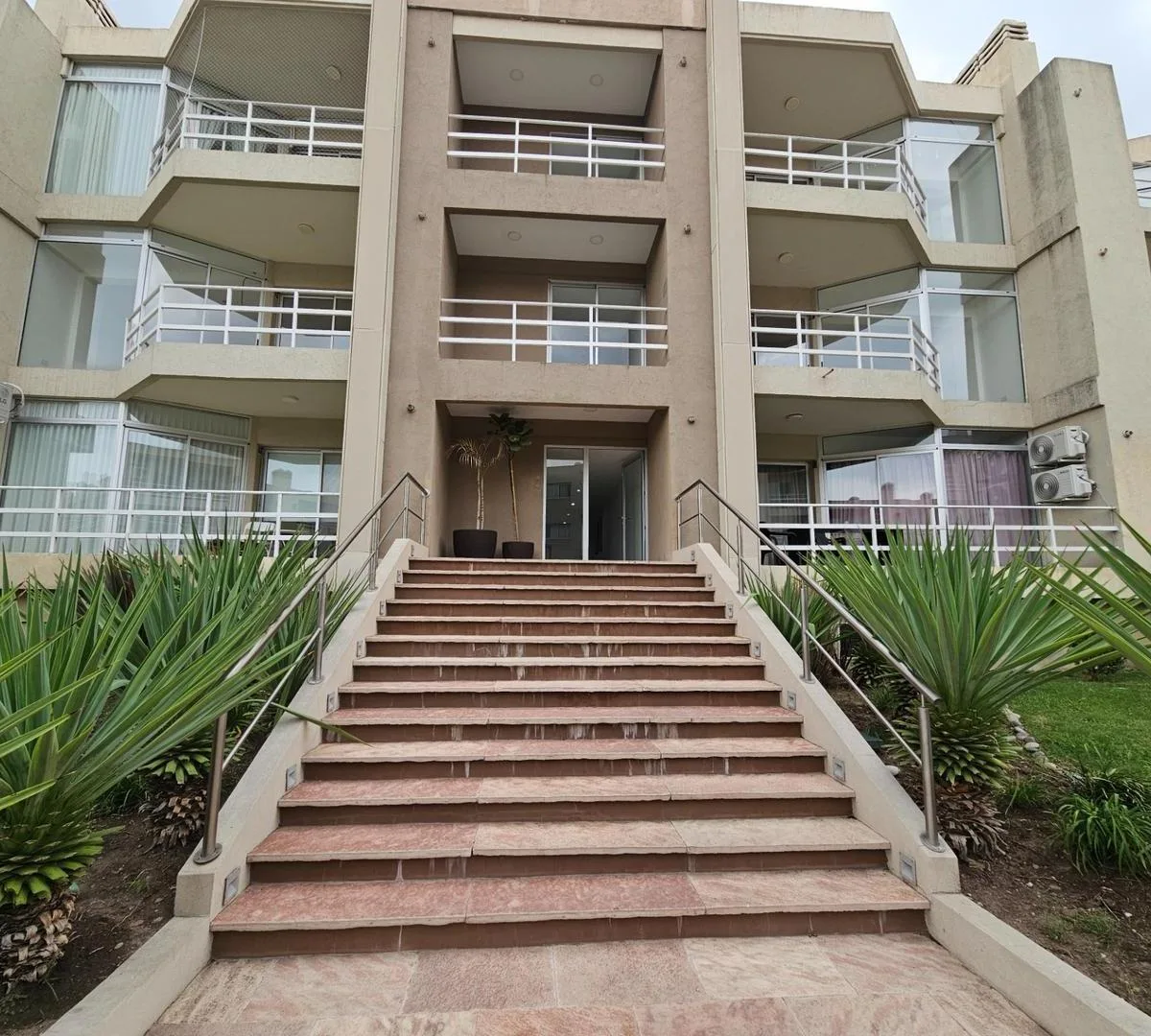 Apartamento de 2 ambientes com vaga em Pilar