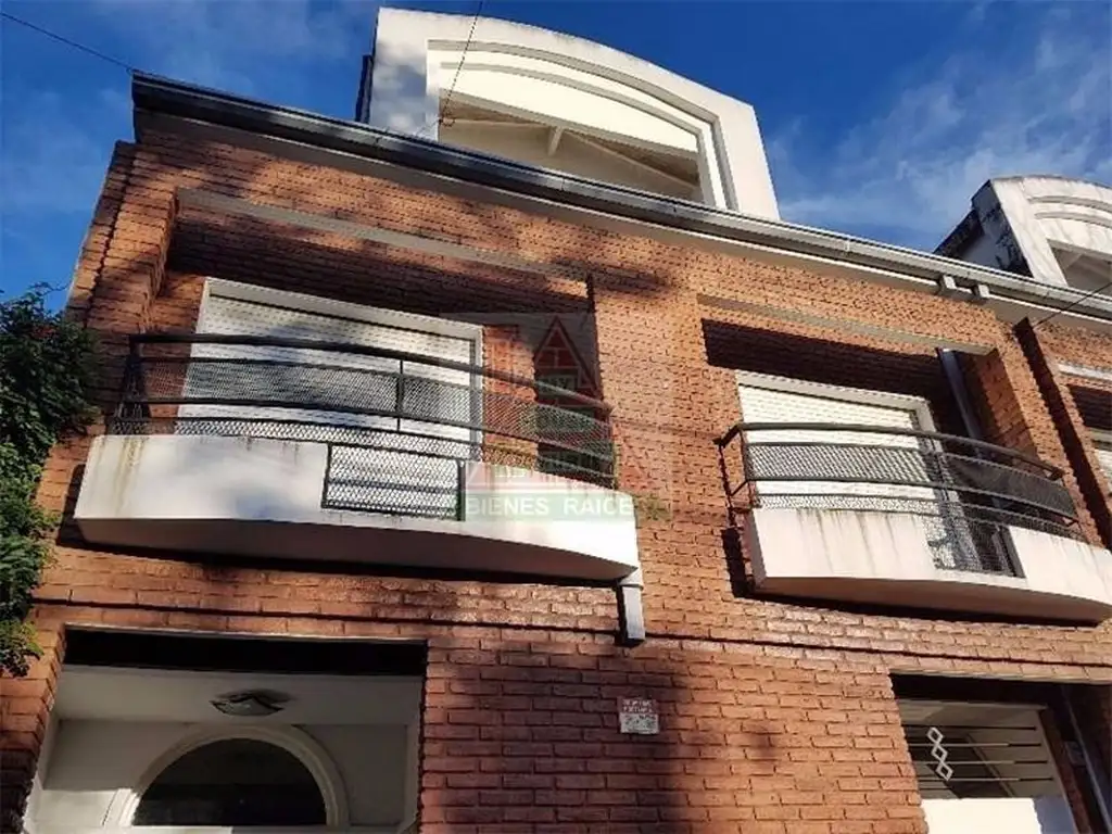 Duplex com 3 dormitórios e jardim