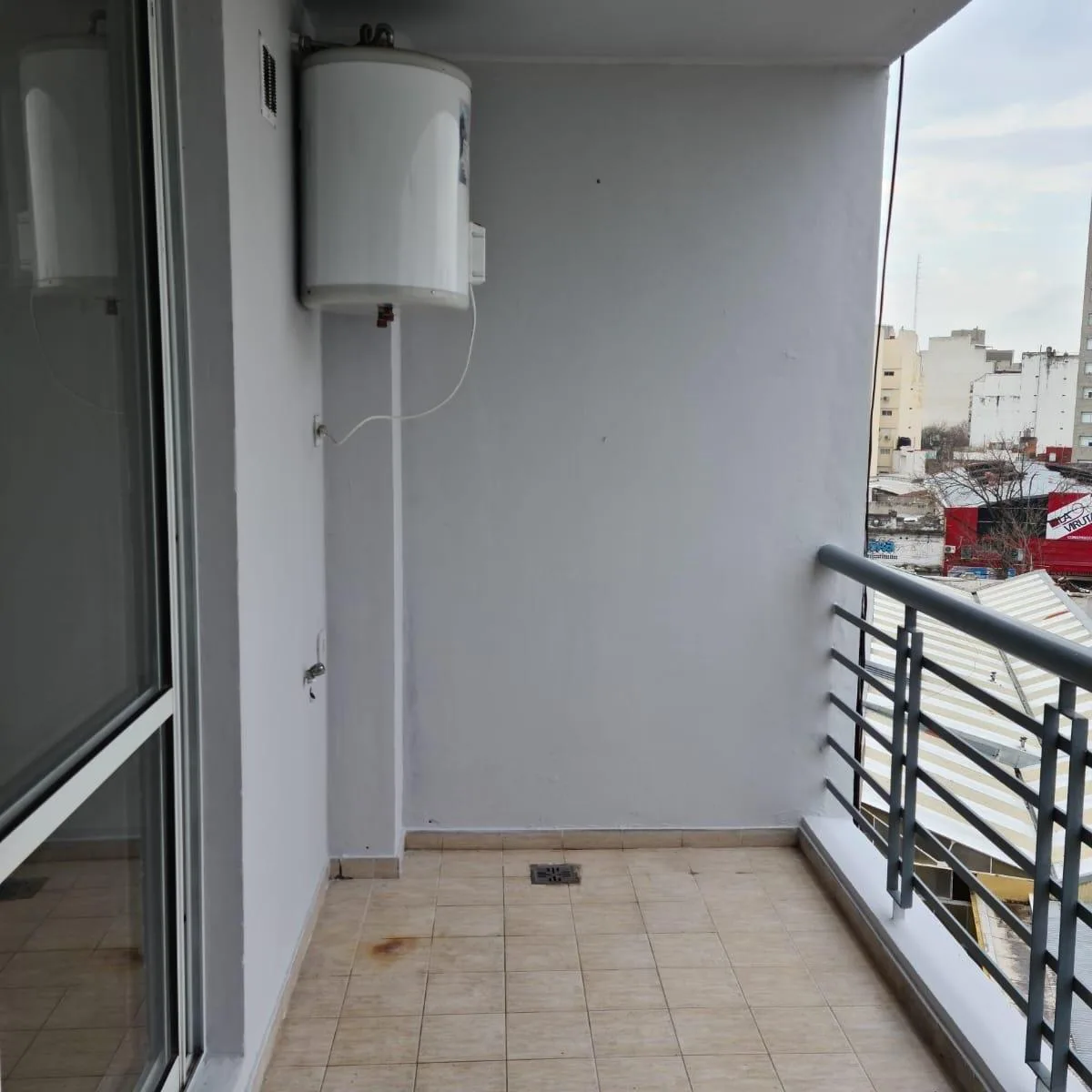 Kitnet com varanda de frente em Parque Chas