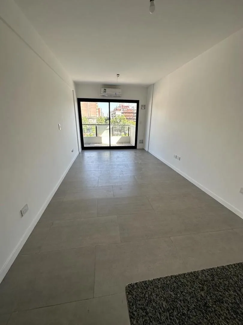 Monoambiente al frente con balcón en Villa Urquiza