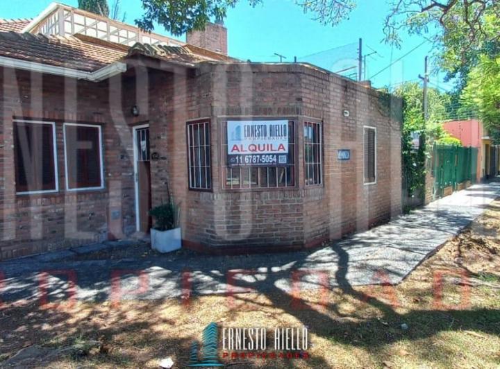 Дом с 1 спальней на углу в Quilmes с (закреплённым) парковочным местом и небольшим внутренним двориком