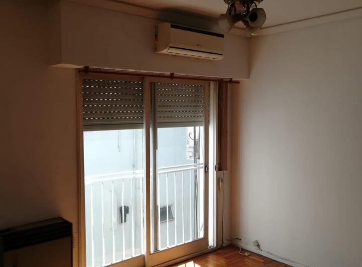 Departamento de 2 ambientes lateral en Flores