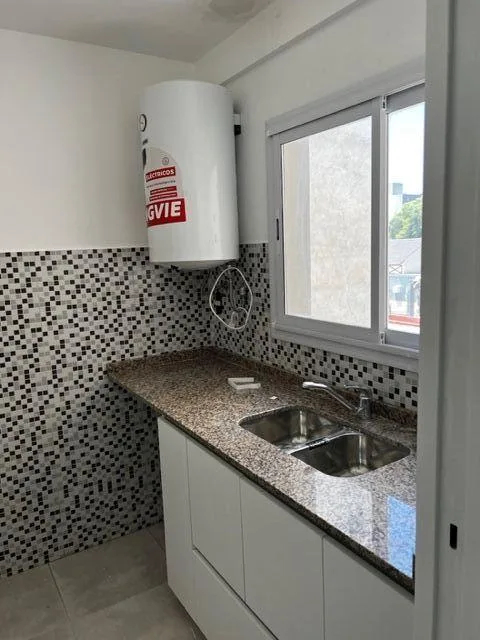 Трёхкомнатная квартира с балконом в Caseros
