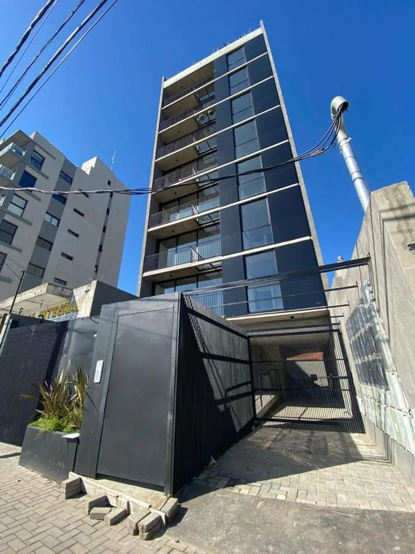 Apartamento de dois ambientes com 1 quarto e vaga de garagem em Morón