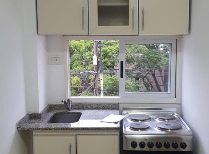 Monoambiente al frente con balcón en Tres de Febrero