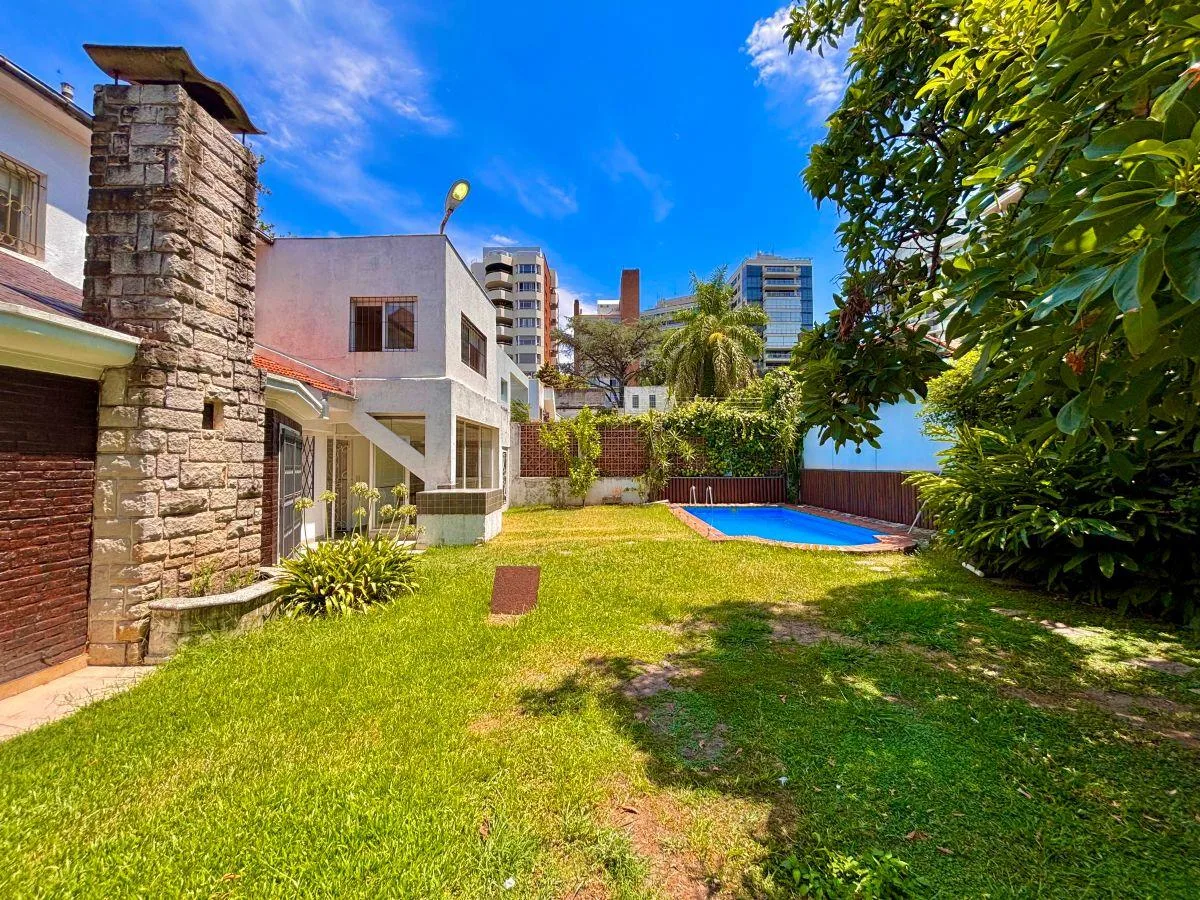 Two-storey chalet with pool in La Lucila