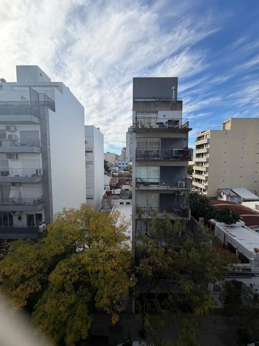 Departamento de 2 ambientes al frente con balcón en Almagro
