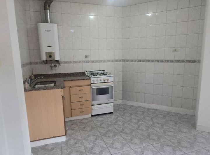 Monoambiente con balcón en Caseros Centro (Tres de Febrero)