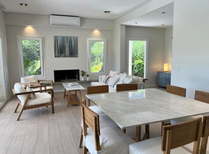 Casa mobiliada de 4 dormitórios para alugar em Nordelta (Barrio Castaños)