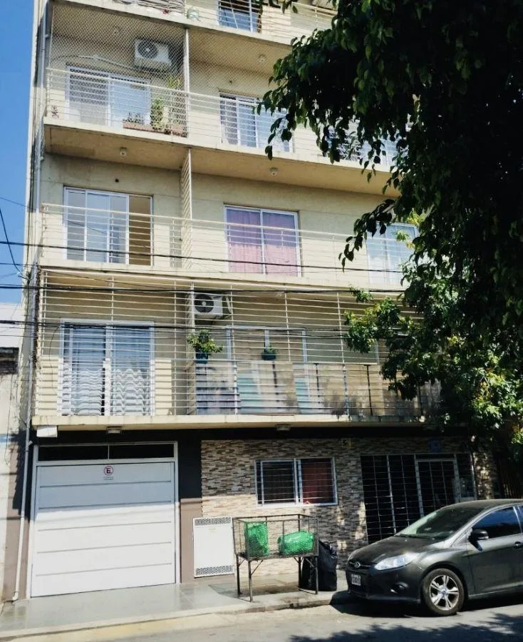 Departamento de 3 ambientes con balcón al frente en Avellaneda