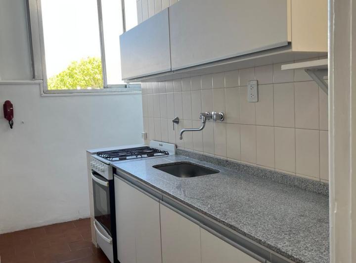 Departamento de 3 ambientes con dependencia en Almagro