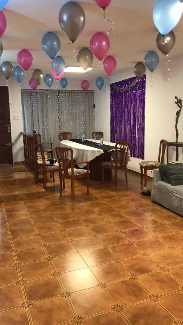 Excelente Casa 4 Ambientes con Dep. de Servicio Pileta, Fond