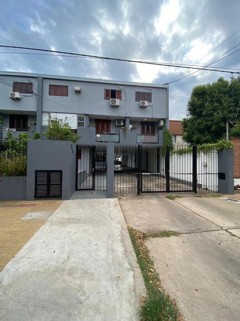 Duplex 2 dorm, vaga e pátio
