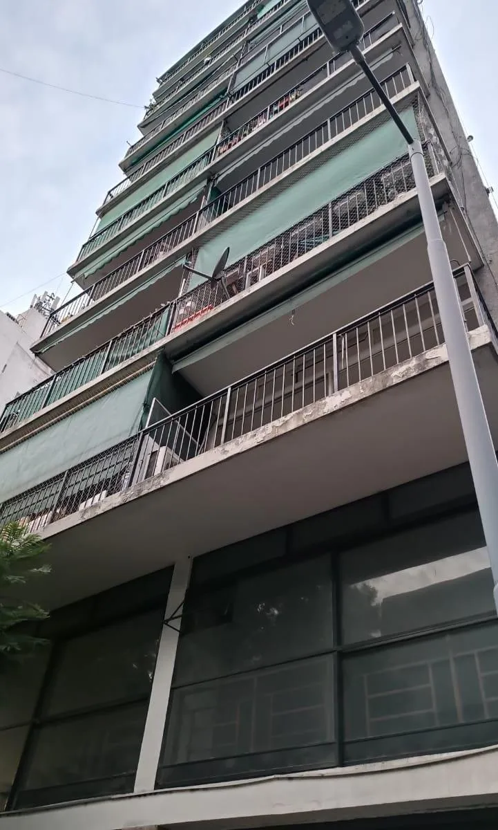 Departamento de 2 ambientes con balcón al frente en Monserrat