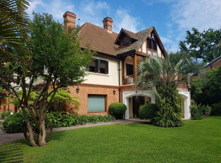 Refurbished six-bedroom English-style house for rent in Martínez