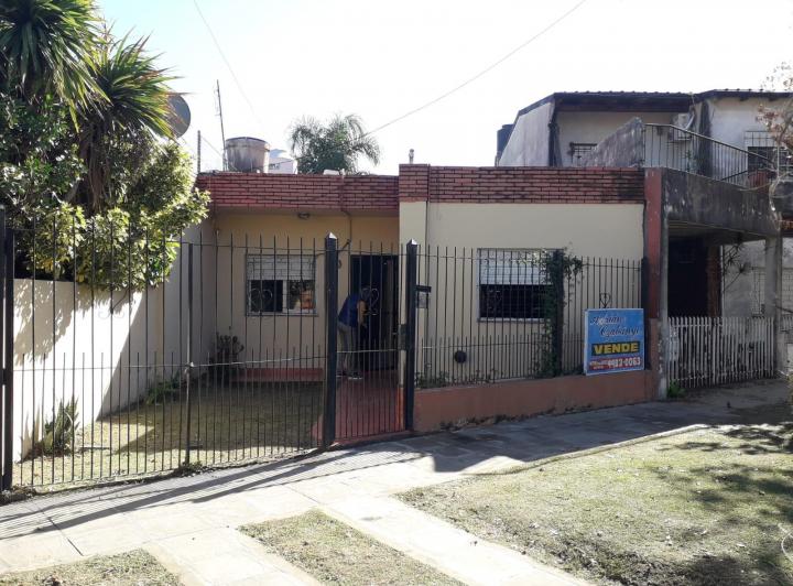 Casa de 3 ambientes con cochera y jardín en Morón Sur