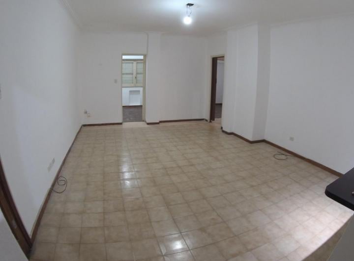 Apartamento de quatro ambientes em Morón