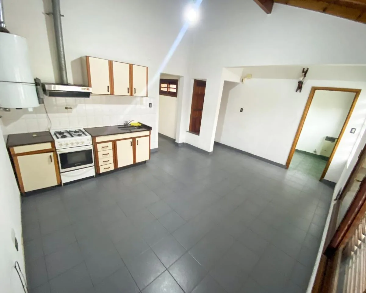 PH tipo casa de frente com 2 quartos e pátio em Lanús