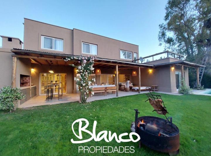 Four-bedroom furnished house in La Comarca, Tigre