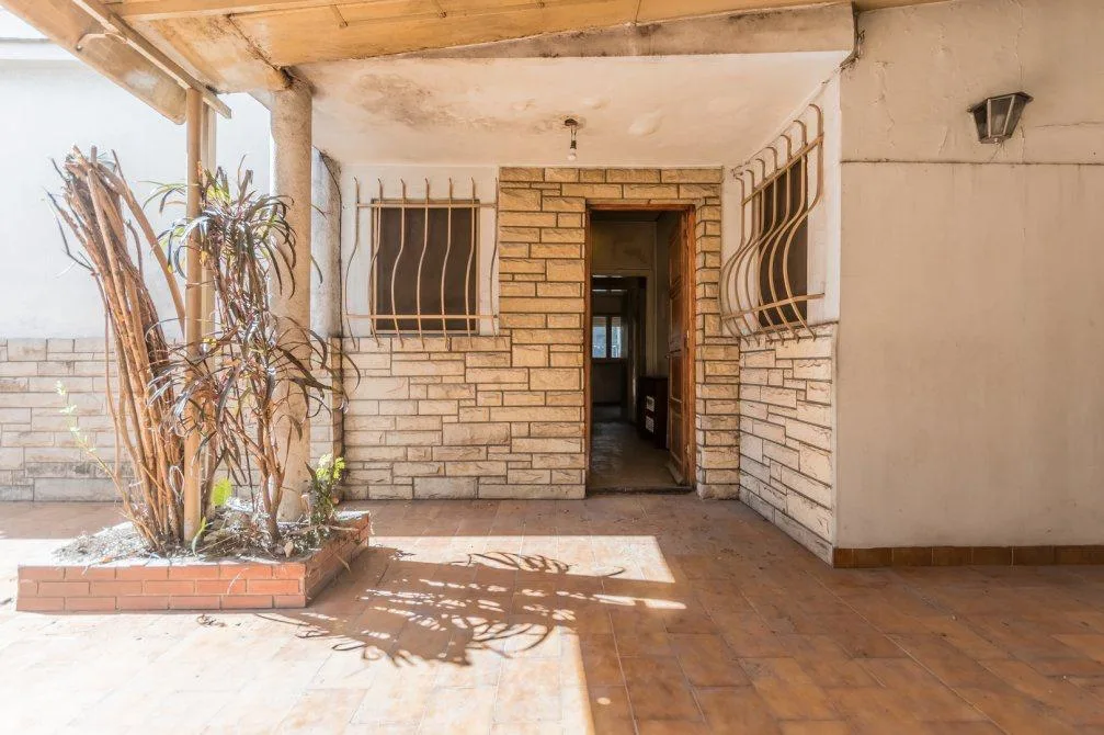 Casa en esquina con 2 dormitorios en Lanús para destino comercial