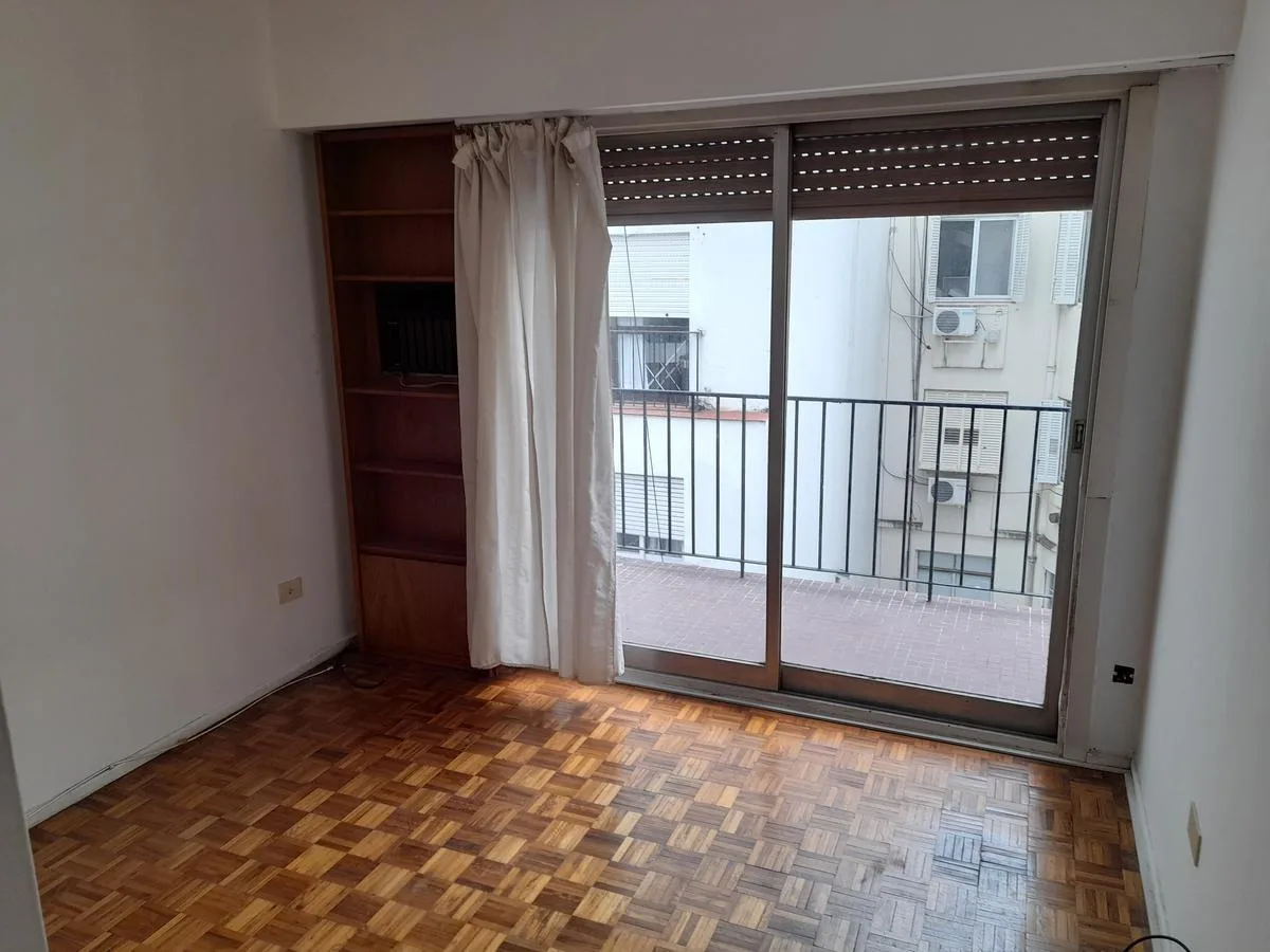 1 dormitorio con balcón