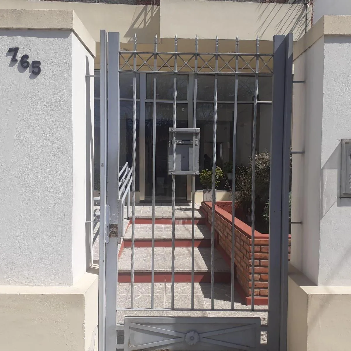 Apartamento de 3 ambientes em meio andar com vaga de garagem em Morón