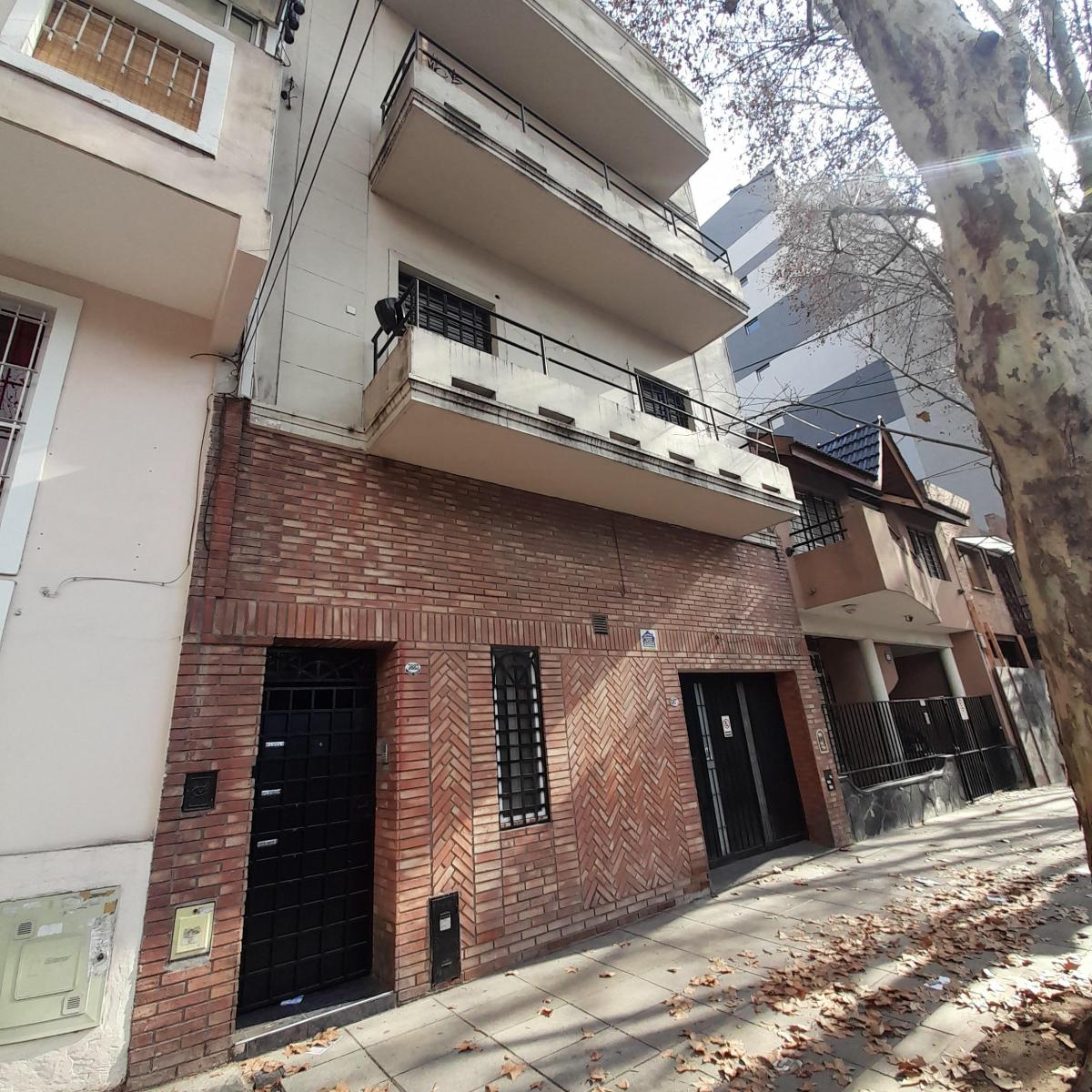 Apartamento de 2 ambientes com varanda corrida em Colegiales
