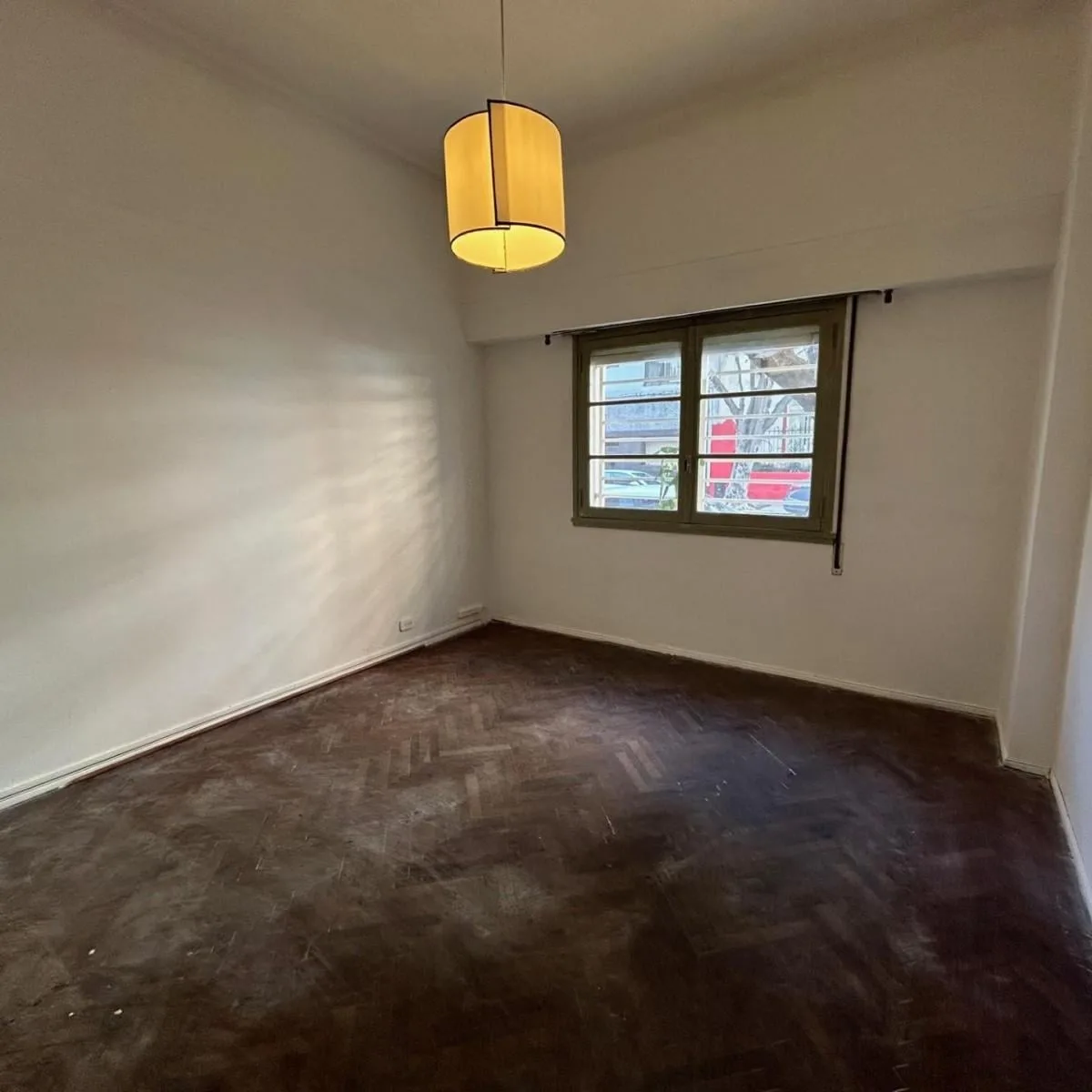 Monoambiente al frente con patio
