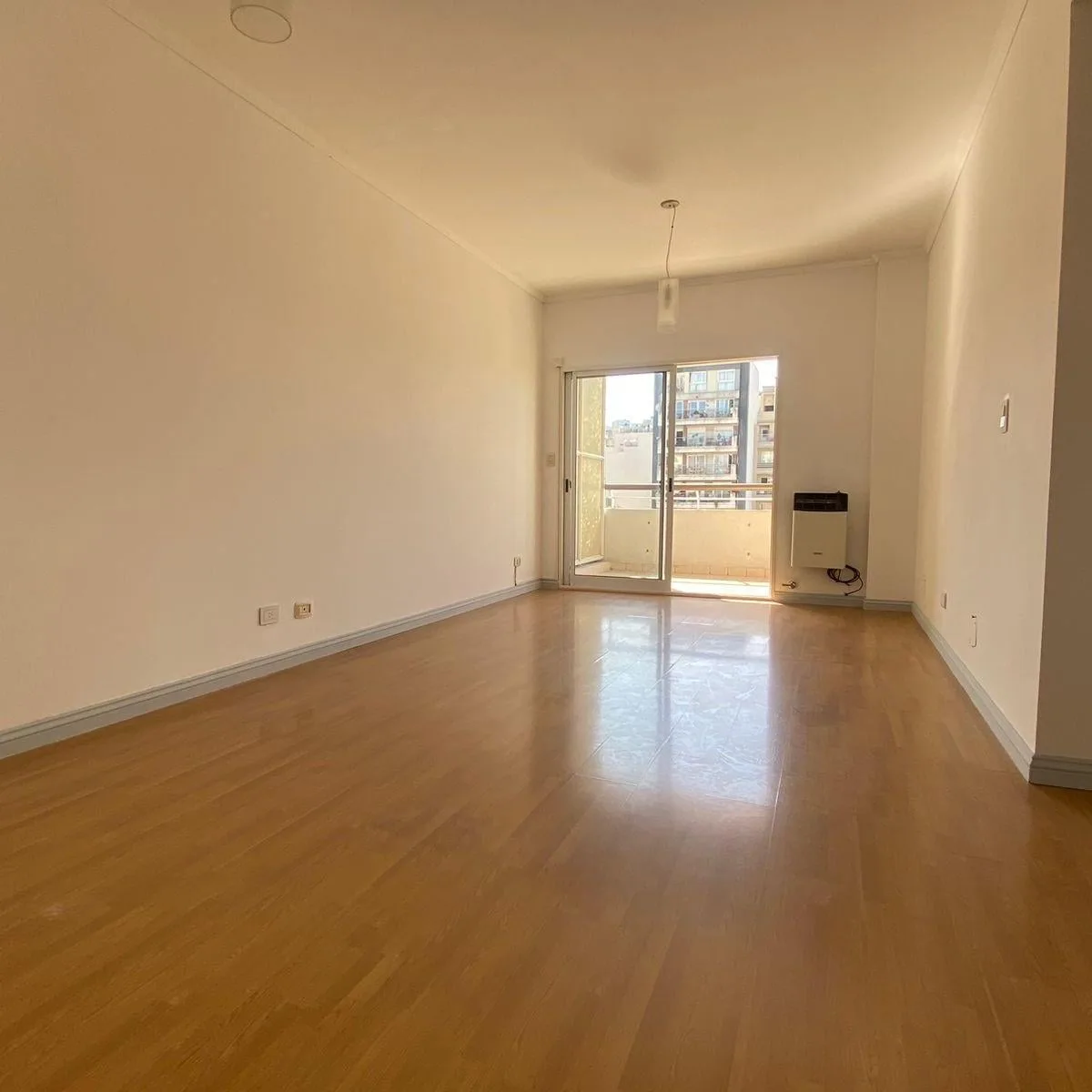 Departamento de 3 ambientes con balcón aterrazado y cochera propia en Parque Chacabuco