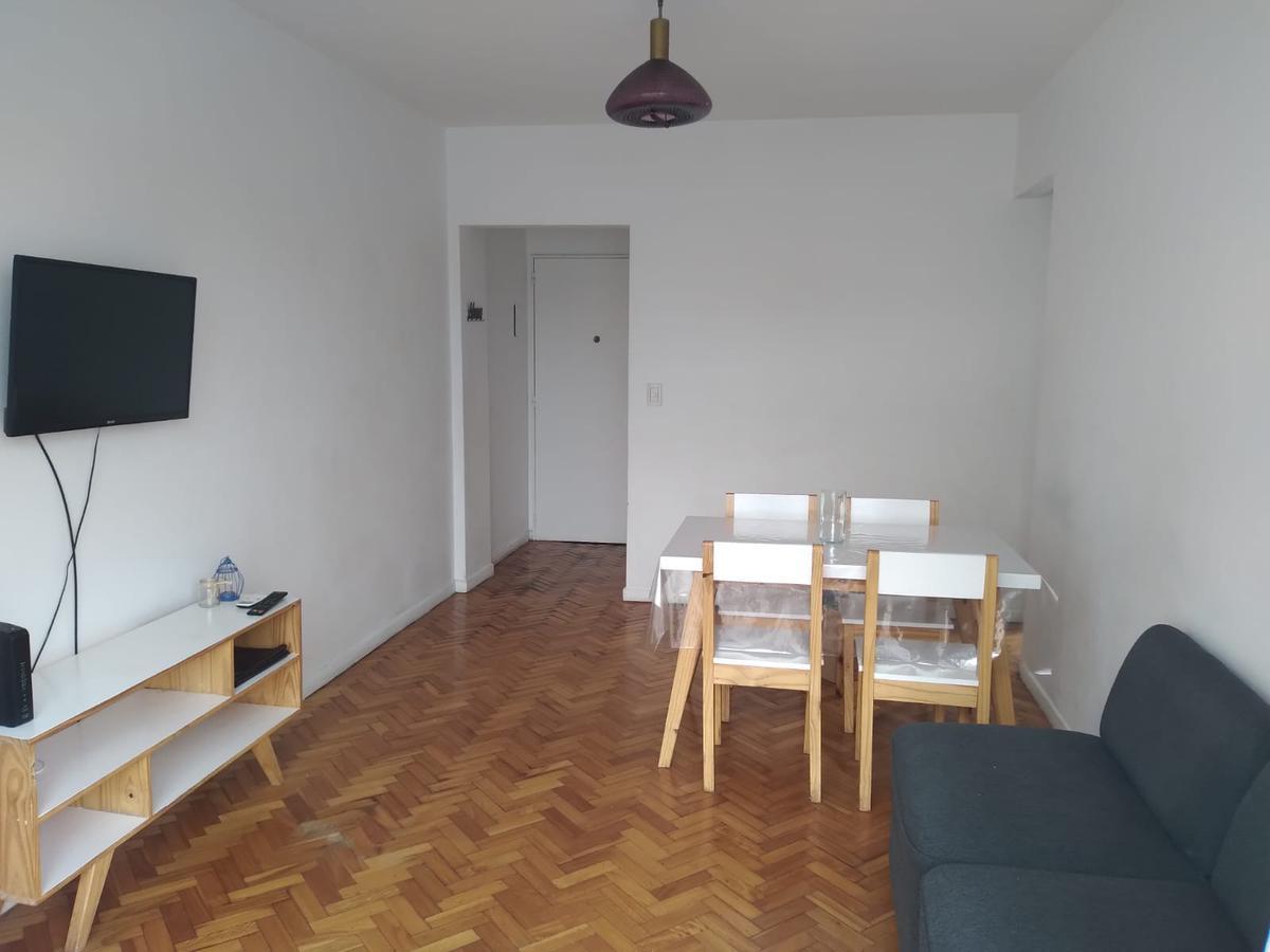 Departamento de 3 ambientes amoblado con balcón terraza en Almagro