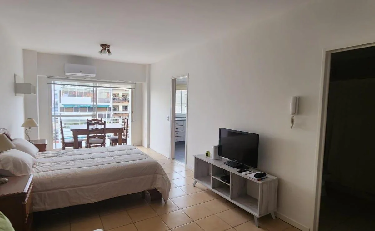 Studio apartment in Palermo, courtyard-facing with open views