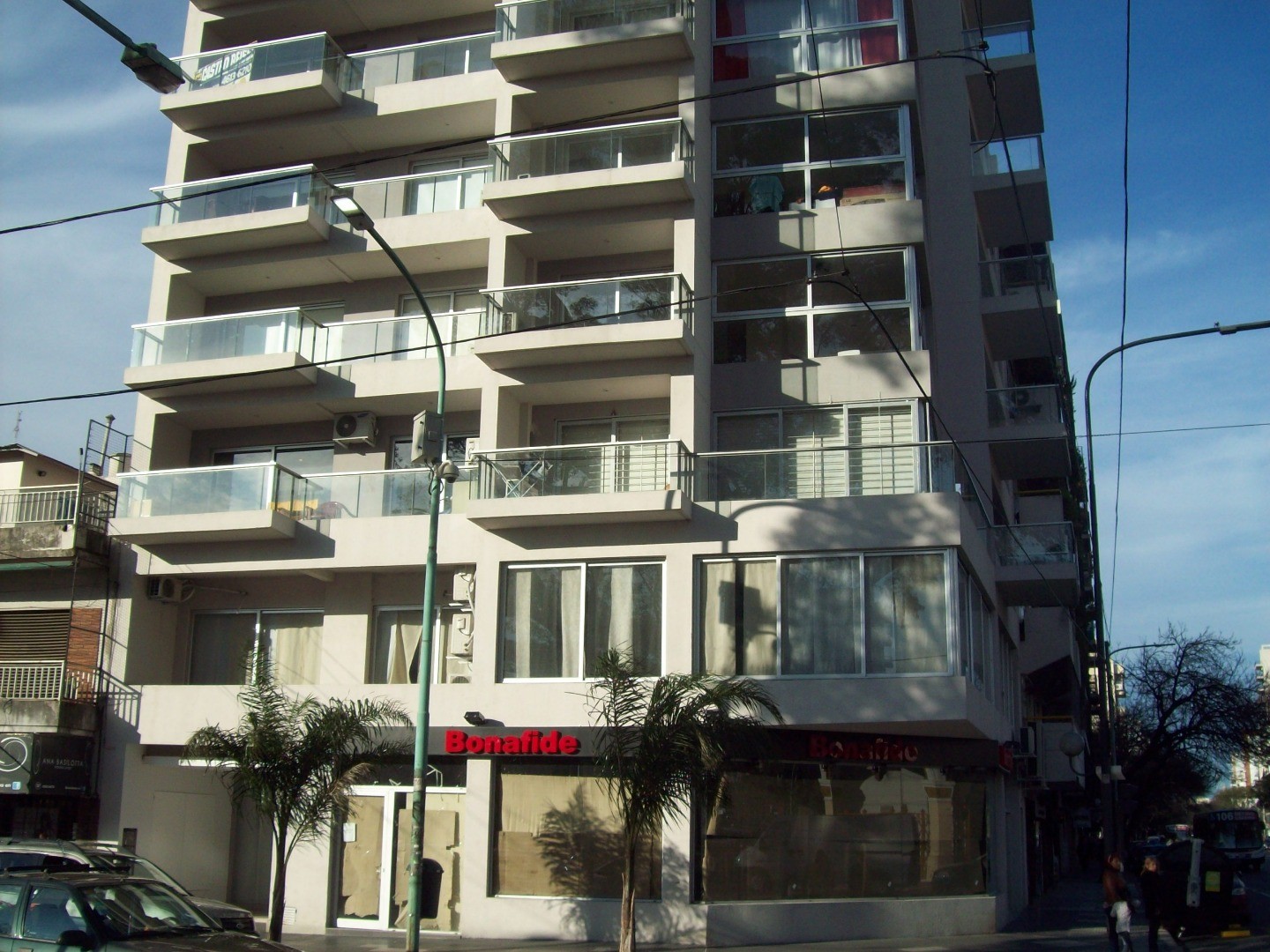 Monoambiente al frente en Flores con balcón aterrazado