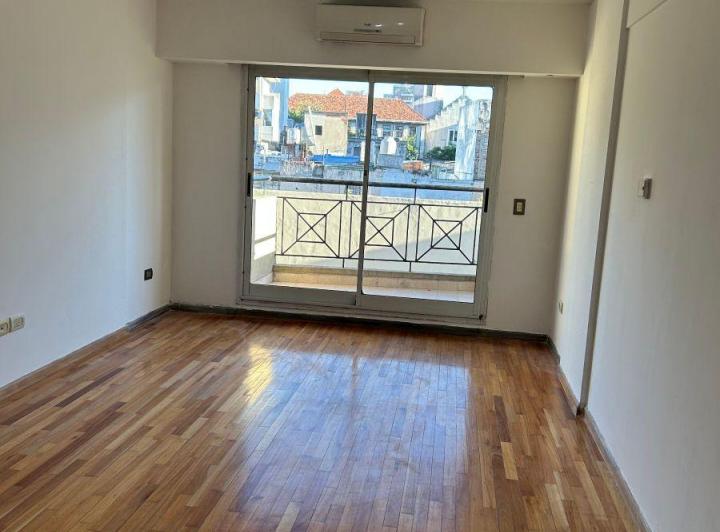 Квартира-студия с балконом, бассейном и общими зонами в Flores