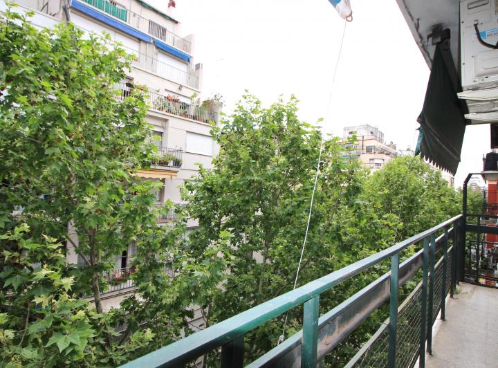 Apartamento sem mobília de 2 dormitórios com varanda em Recoleta
