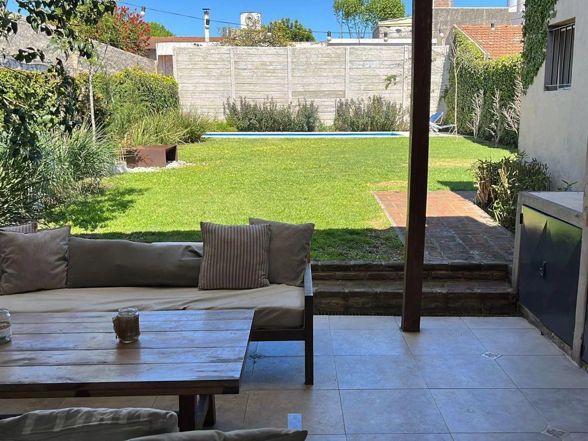 Casa en Alquiler Temporario, 3 Dorm. en Las Lomas de San Isidro, con Parrilla y Escritorio