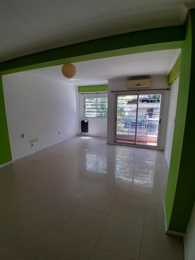 Monoambiente al frente con balcón en Villa Urquiza