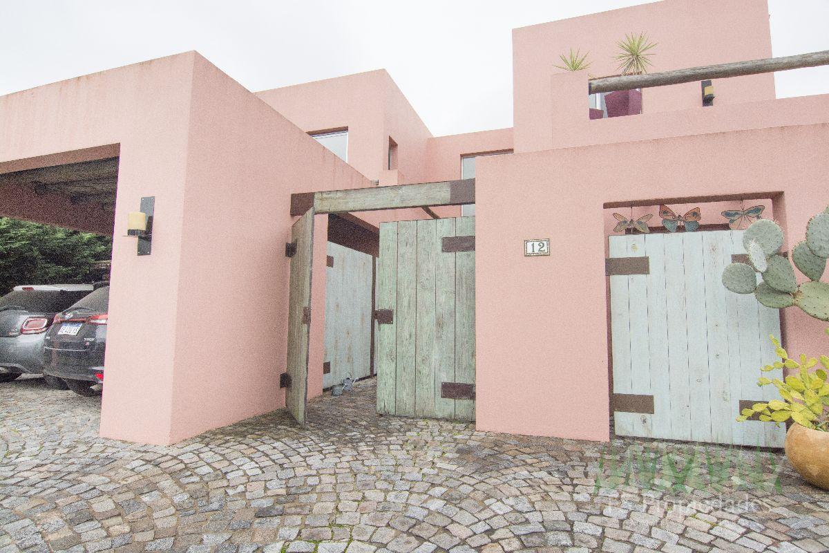 Four-bedroom house on the lake in Tigre