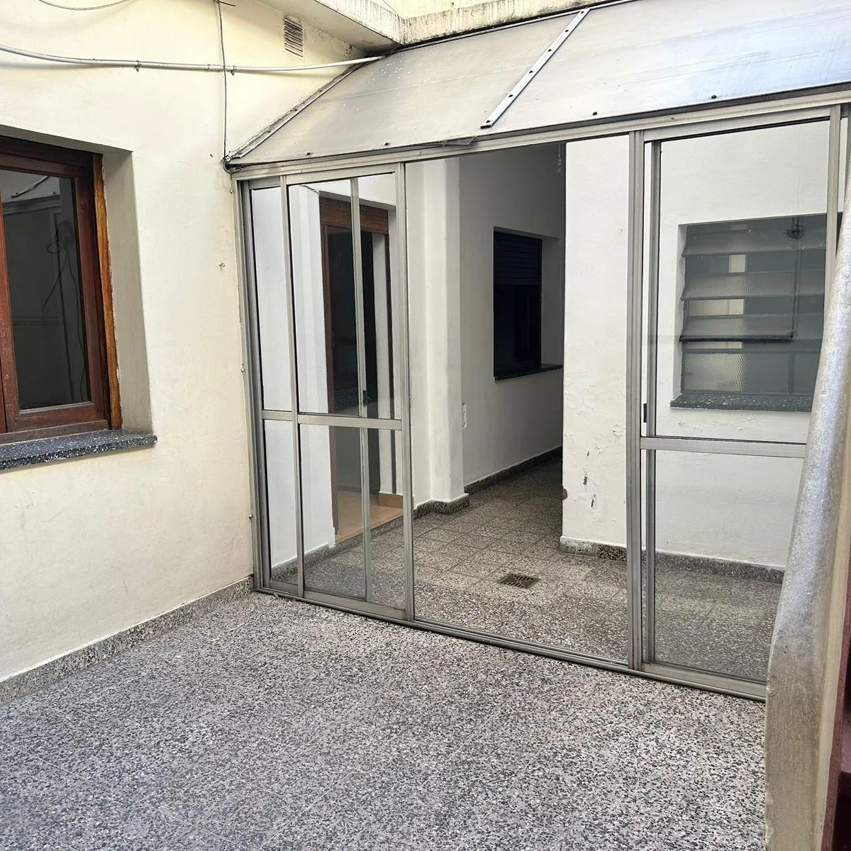 Alquiler Departamento 2 Ambientes y Medio con Patio y Terraza!