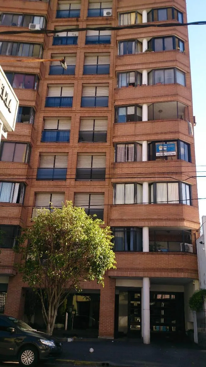 Apartamento de três ambientes em Lanús Oeste com vaga de garagem (fixa)