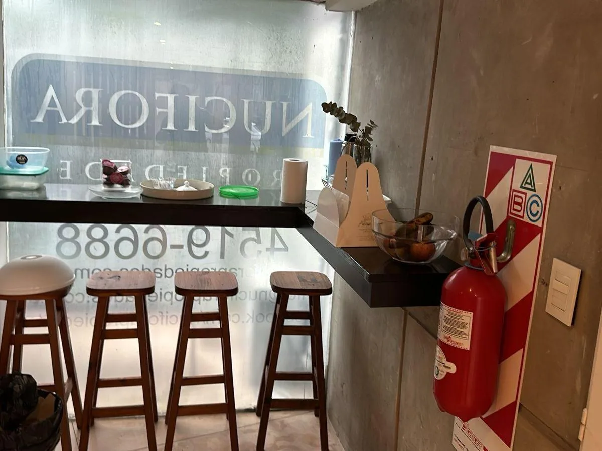 Sala em esquina na Av del Libertador