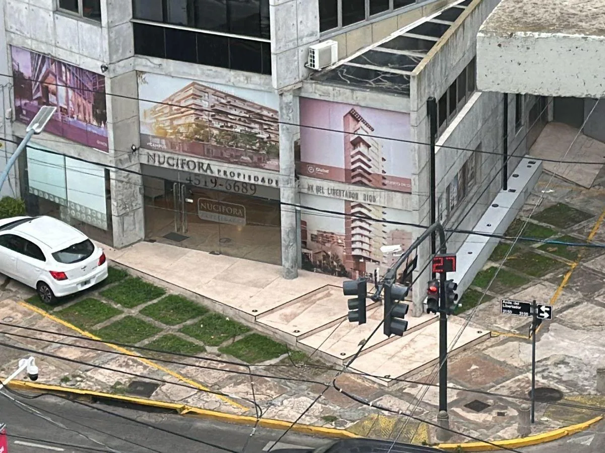 Sala em esquina na Av del Libertador