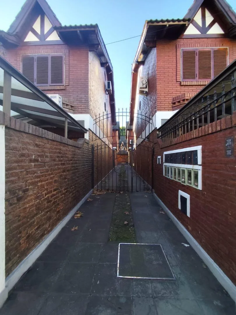 Duplex de fundos com pátio e churrasqueira