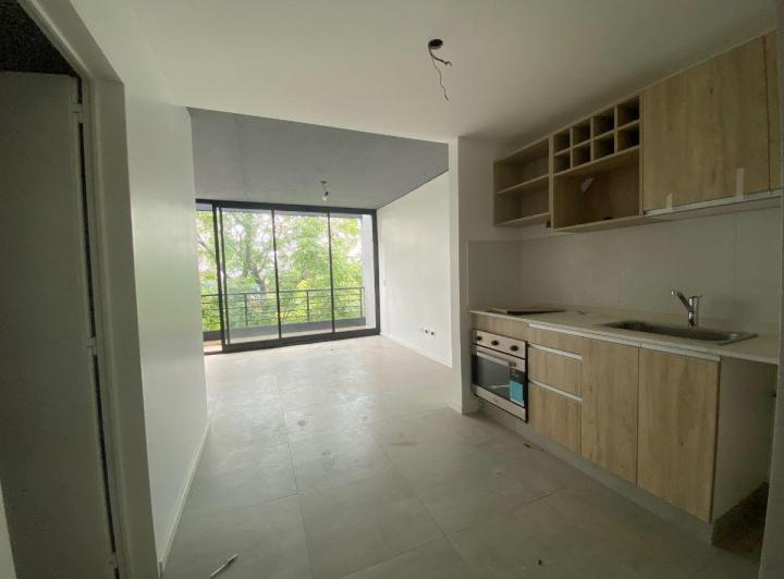 Квартира-студия с балконом во двор в Flores