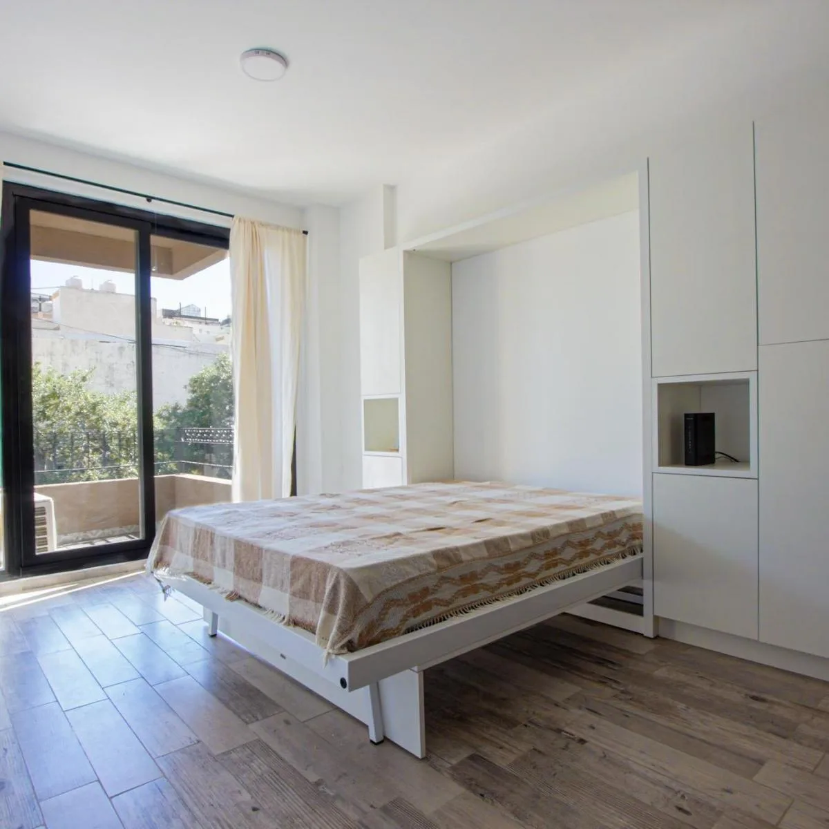 New studio apartment at the front with balcony in San Telmo