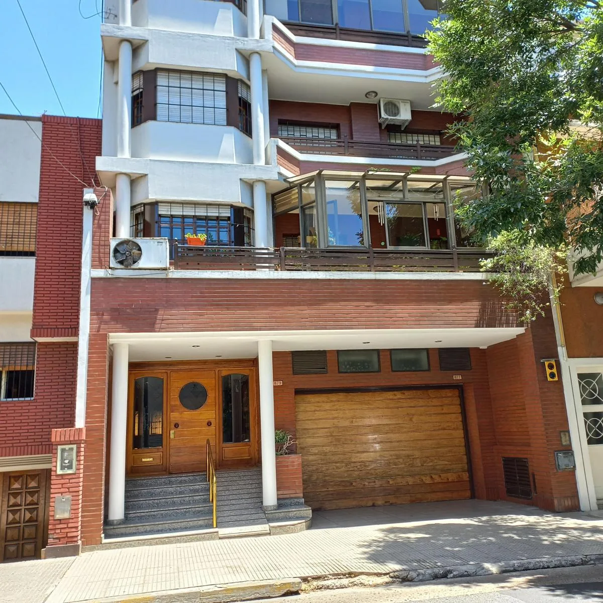 2 dormitorios con balcón