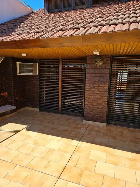 Частный дом с 5 спальнями в Almirante Brown