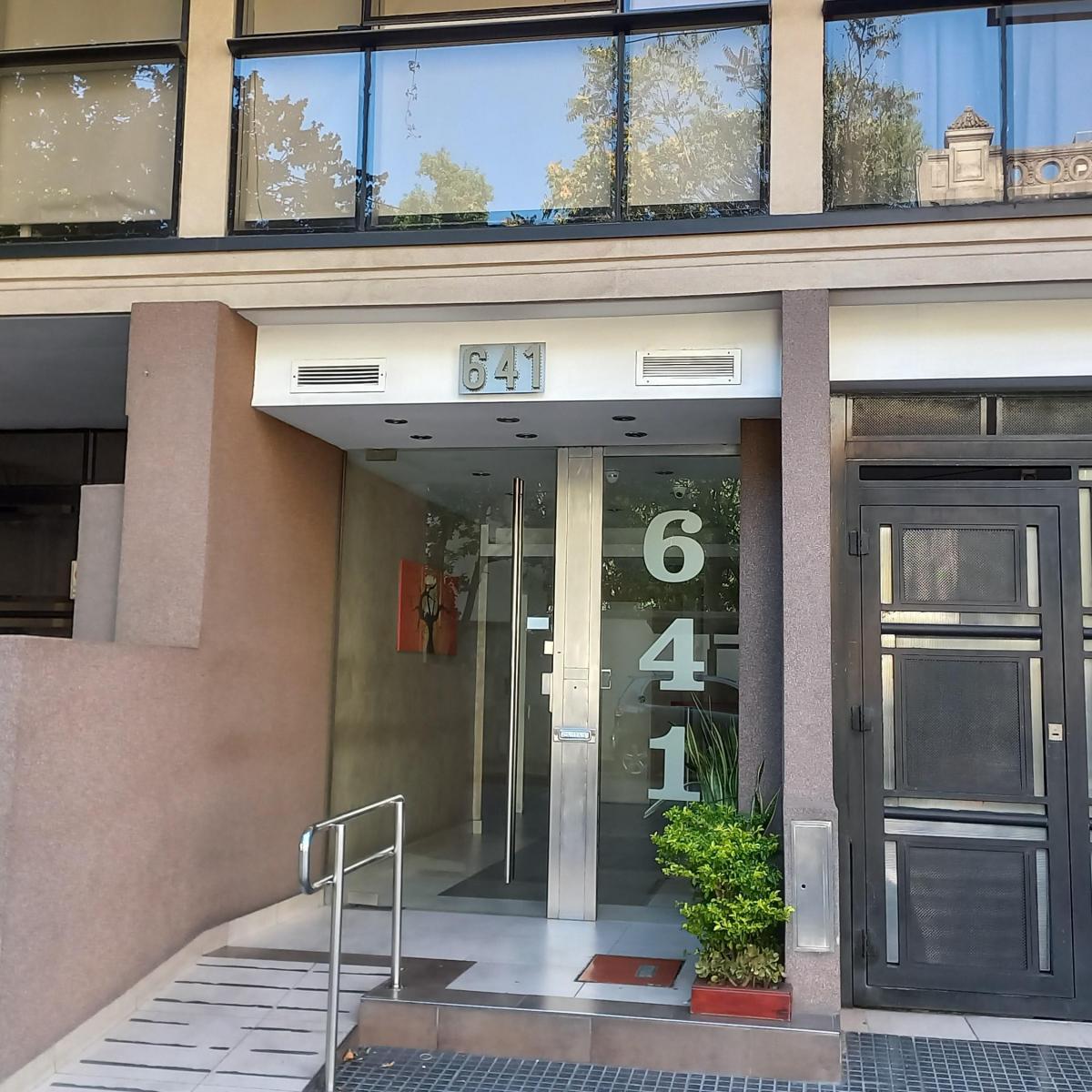 Monoambiente al frente con balcón en Parque Chacabuco