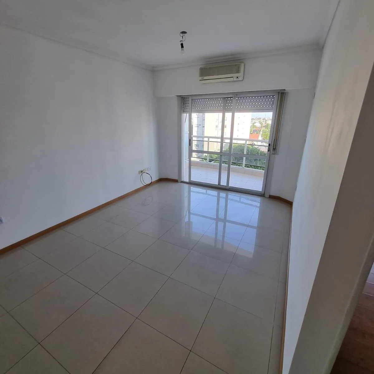 Departamento 2 Amb Muy Amplio con Balcon y Cochera. Impecable
