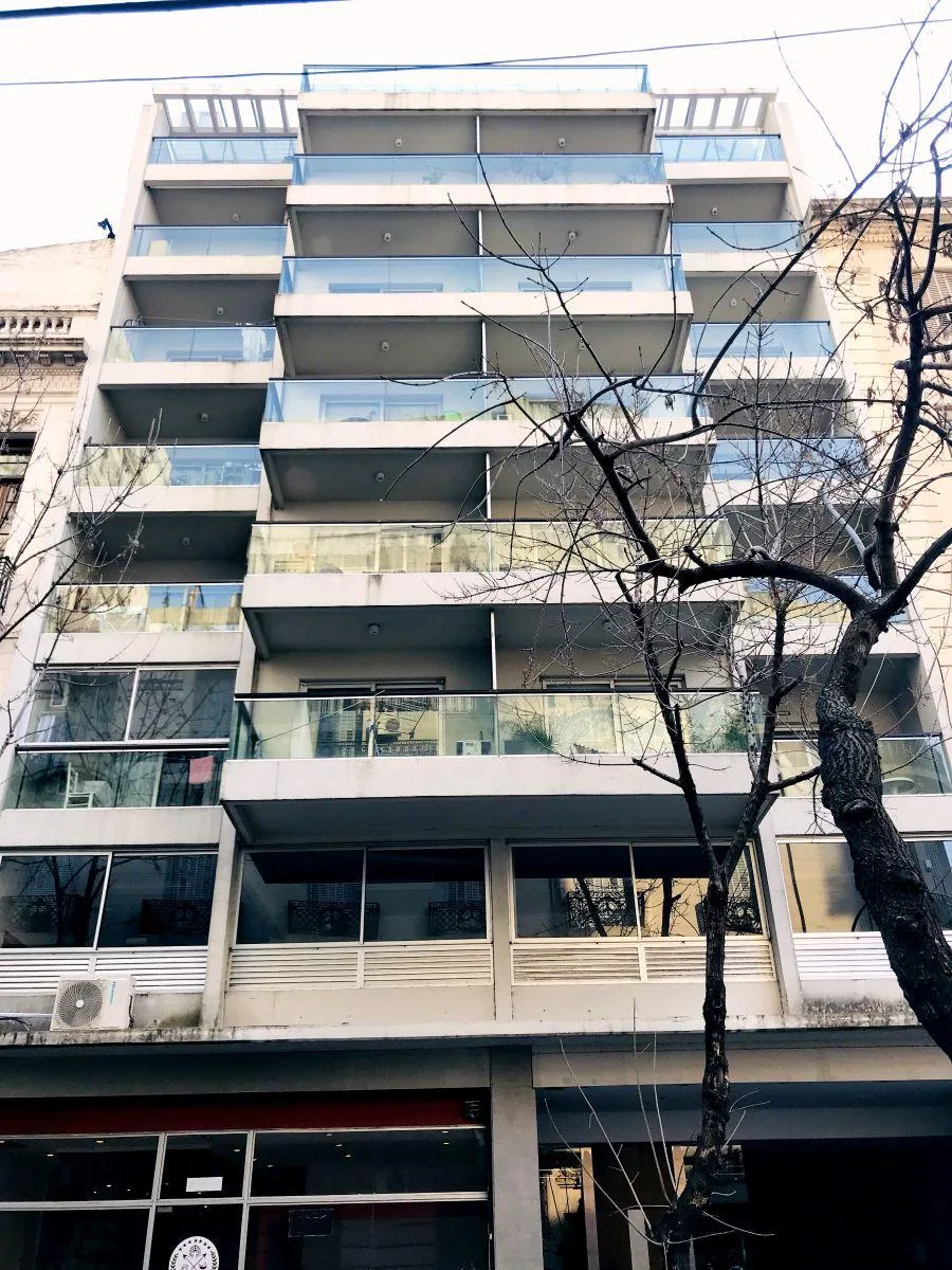 Monoambiente al frente con balcón en Balvanera